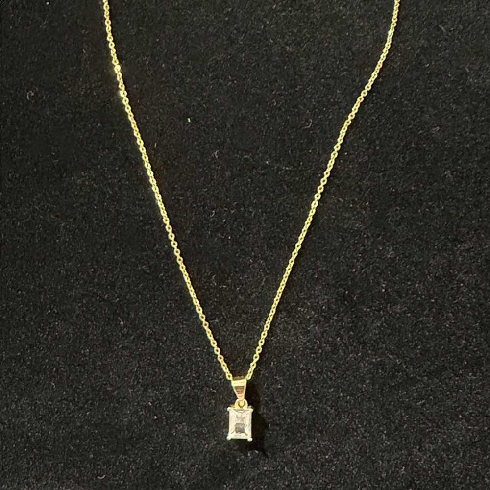 Elegant Gold Pendant Necklace
